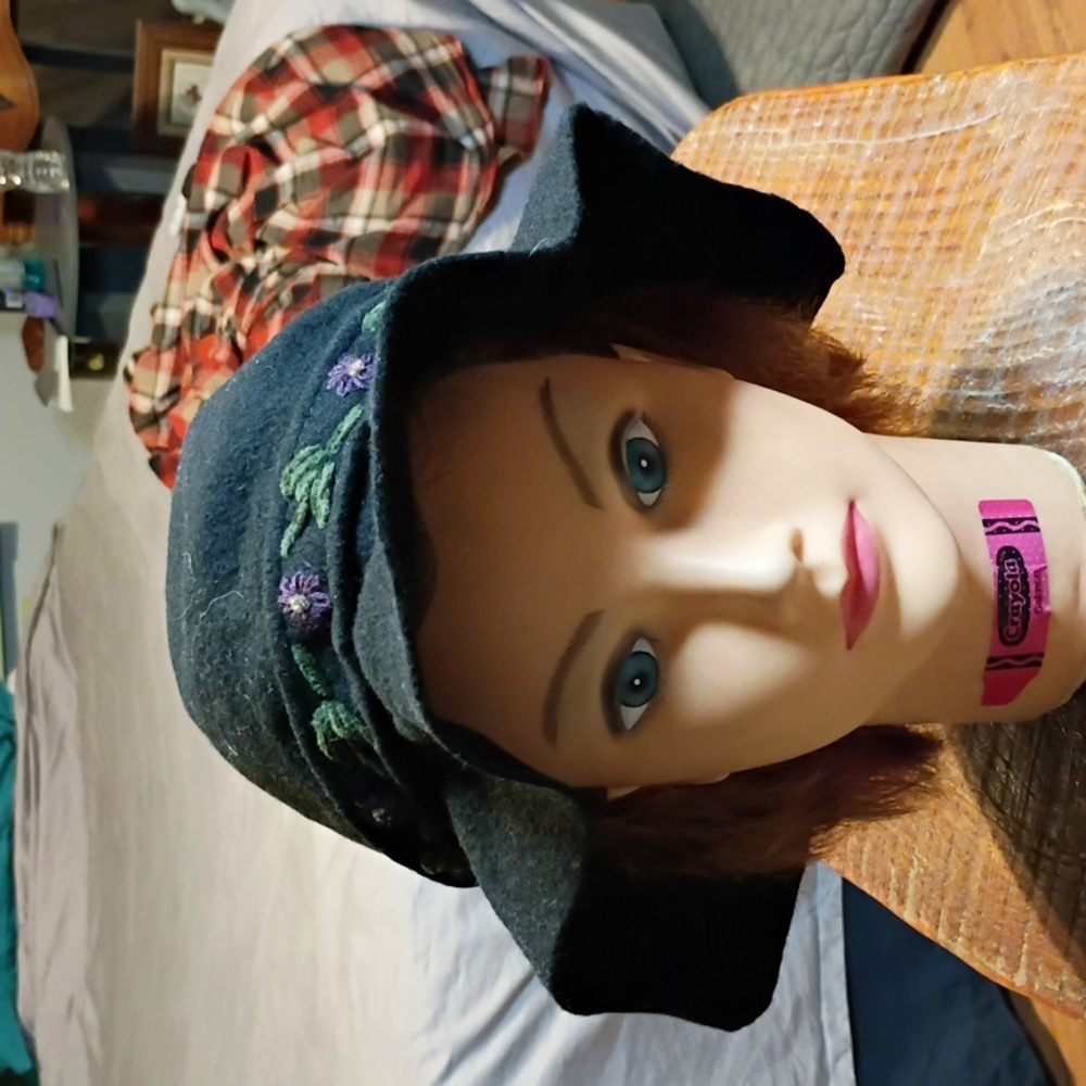 3/$25 Liz Claiborne 100% Wool Black Hat with Purple Floral Band